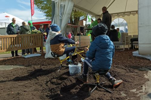 Flora 2023 Garten- und Pflanzenmesse Rendsburg Minibagger Muitterboden